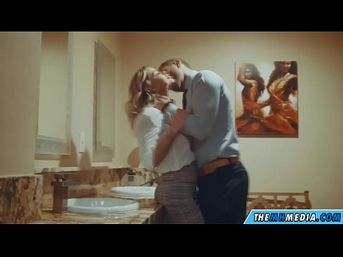 ❤️ Όταν μια πλούσια ξανθιά σε αποπλανεί σε μια δημόσια τουαλέτα ❤❌ Γαμημένο βίντεο ☑